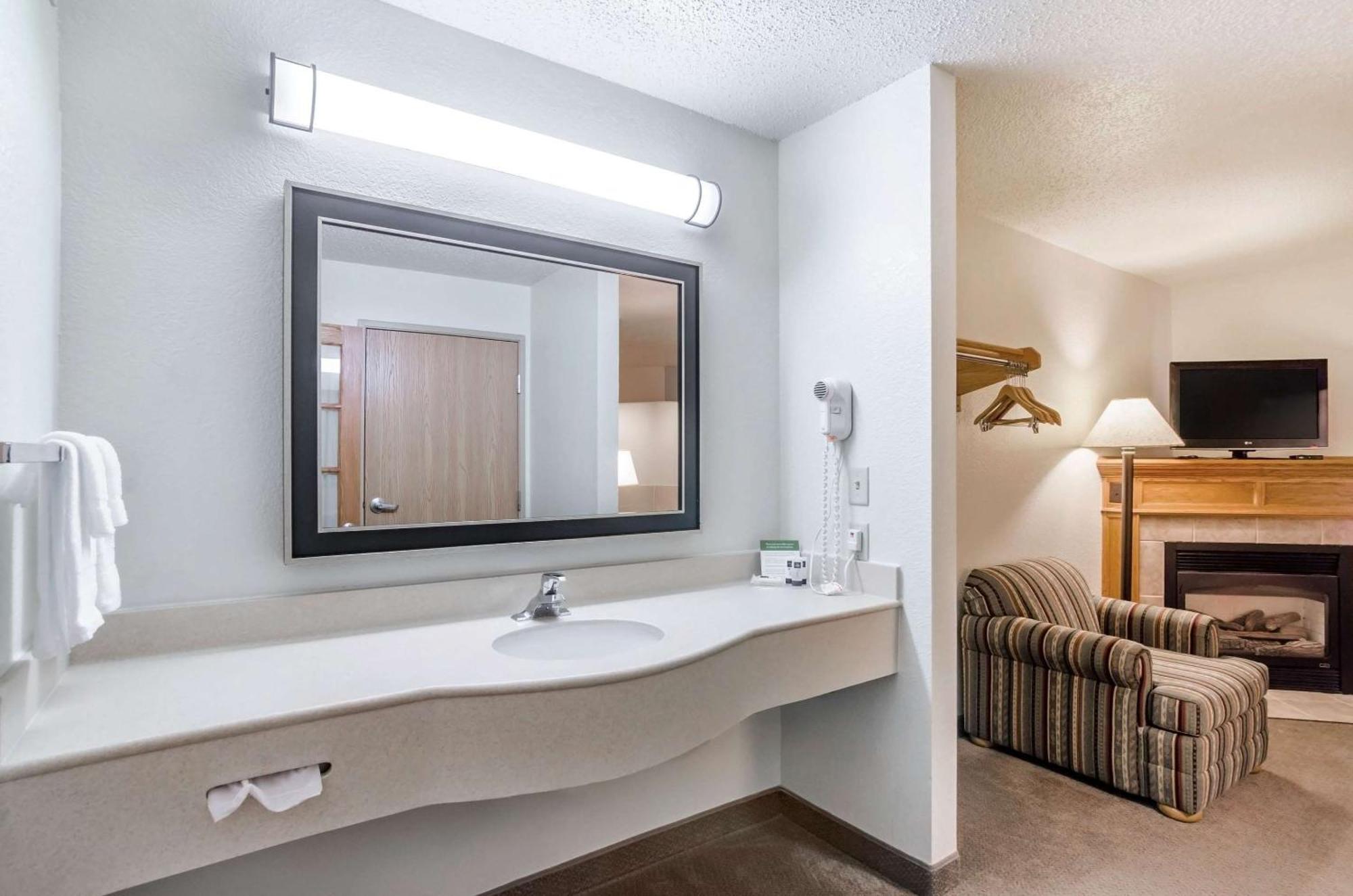 Rodeway Inn Hesston المظهر الخارجي الصورة