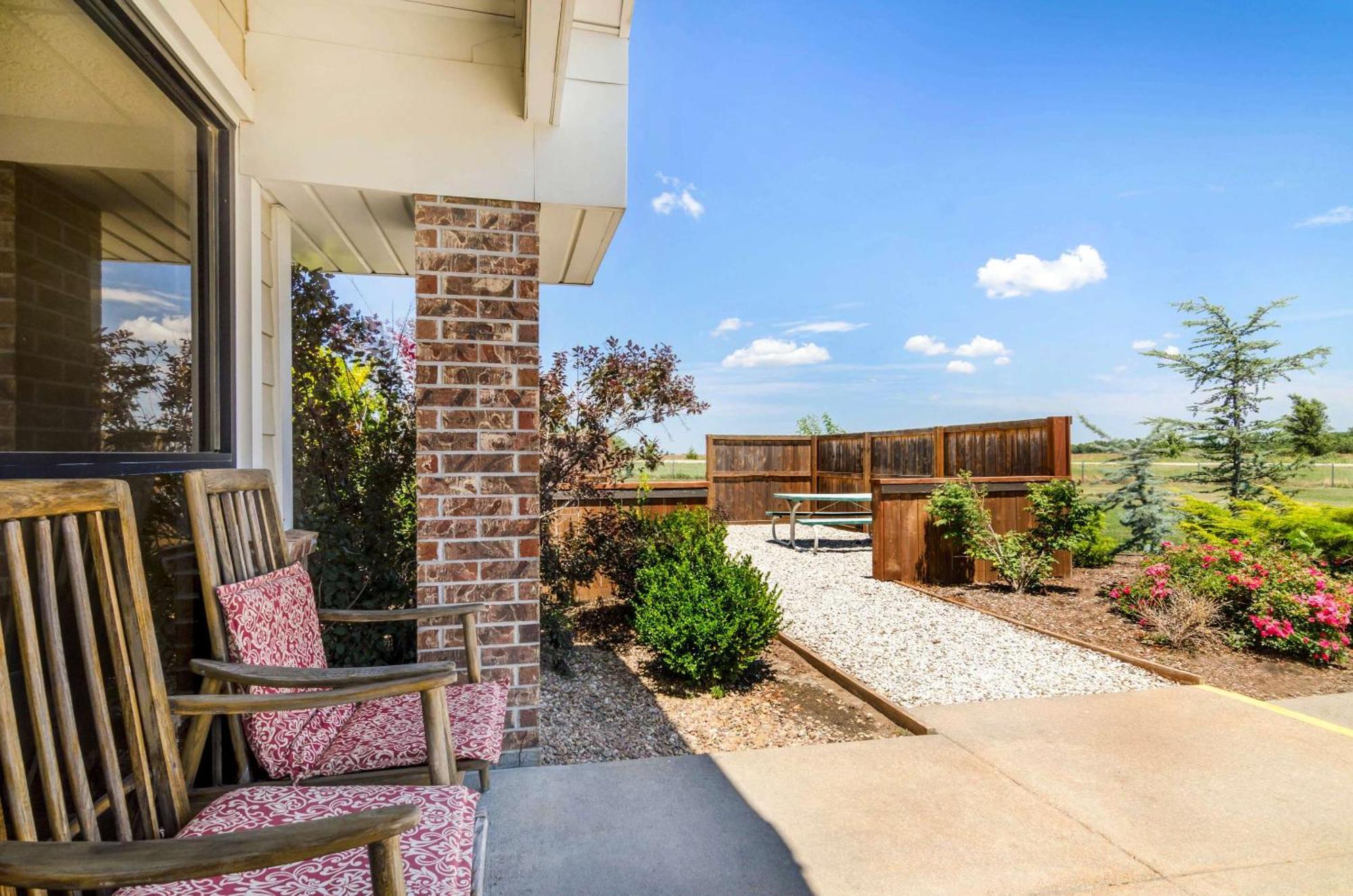 Rodeway Inn Hesston المظهر الخارجي الصورة